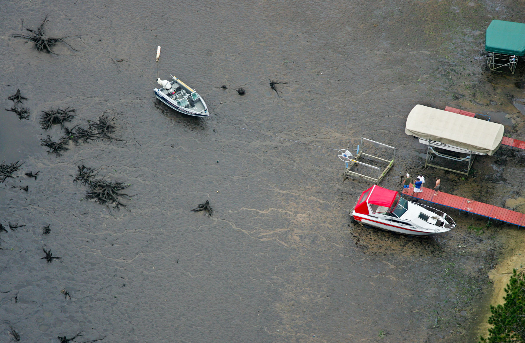Stranded boat, 2008